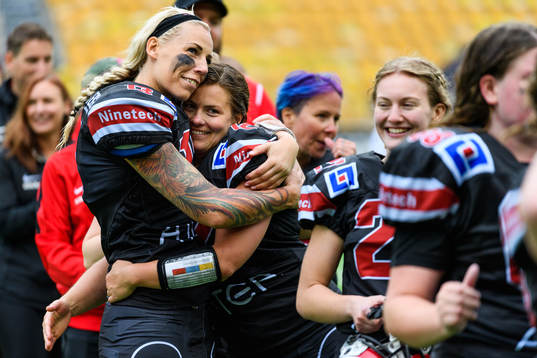 Carlstad Crusaders Linda Johansson och Karin Ullen jublar