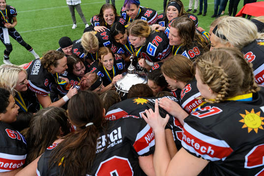 Carlstad Crusaders spelare jublar med pokalen