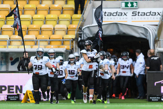 Örebro Black Knights spelare kommer in på arenan