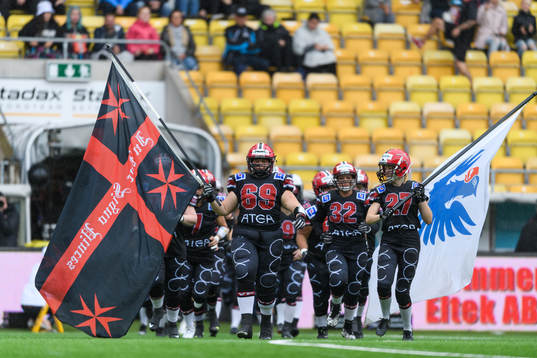Carlstad Crusaders spelare kommer in på arenan
