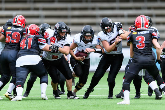 Örebro Black Knights Sara Lidner tar sig igenom Carlstad