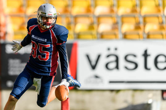 Stockholm Mean Machines Elias Alberyd jublar vid touchdown