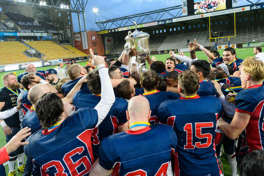 Svenska mästarna Stockholm Mean Machines spelare jublar