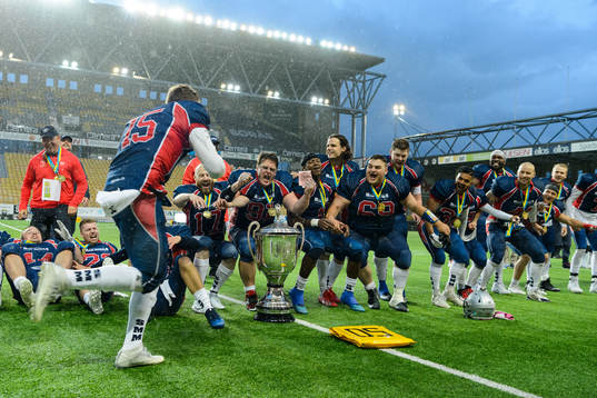 Stockholm Mean Machines spelare jublar med pokalen