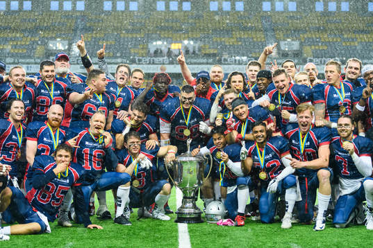 Svenska mästarna Stockholm Mean Machines spelare jublar