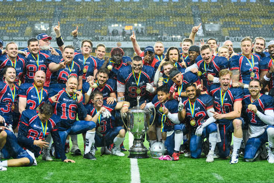 Svenska mästarna Stockholm Mean Machines spelare jublar