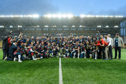 Svenska mästarna Stockholm Mean Machines spelare jublar