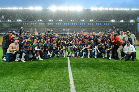 Svenska mästarna Stockholm Mean Machines spelare jublar