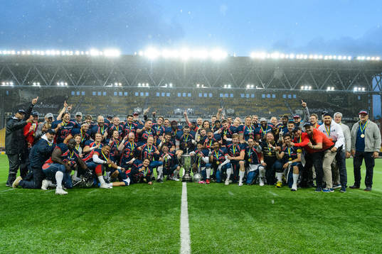 Svenska mästarna Stockholm Mean Machines spelare jublar