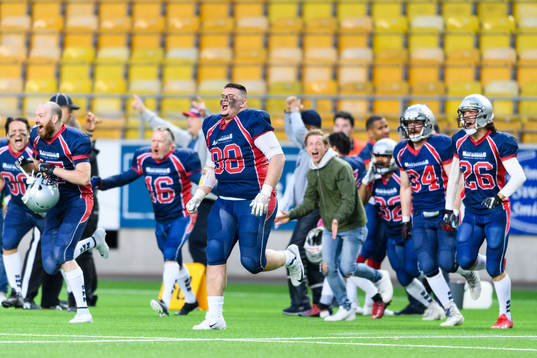 Stockholm Mean Machines spelare jublar