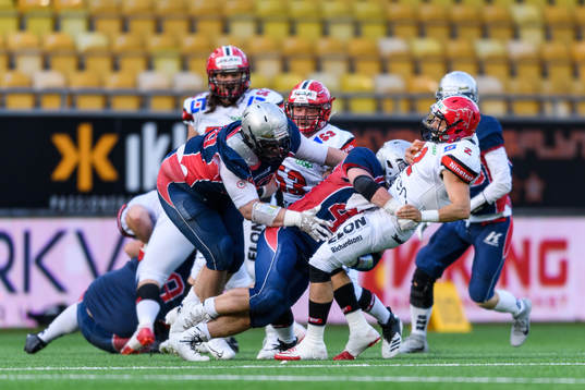 Stockholm Mean Machines spelare stoppar Carlstad Crusaders