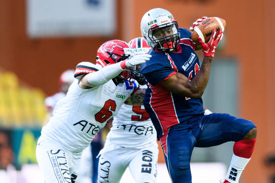 Stockholm Mean Machines Alpha Jalloh fångar en passning