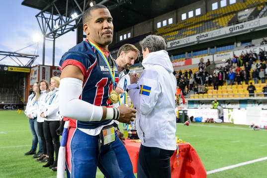Stockholm Mean Machines Philip Minja tar emot SM-medaljen