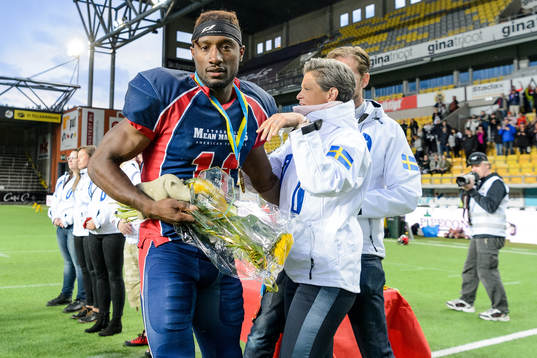 Stockholm Mean Machines Alpha Jalloh tar emot SM-medaljen