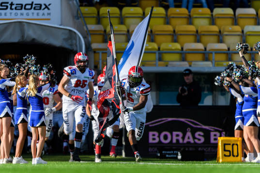 Carlstad Crusaders spelare kommer in på arenan