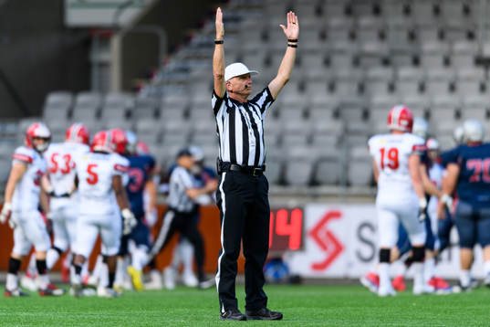 Huvuddomaren ger tecken för touchdown