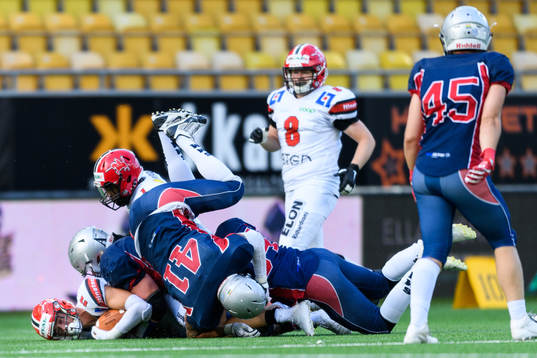 Carlstad Crusaders Kevin Börzsei stoppas av Stockholm Mean