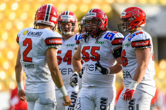 Carlstad Crusaders Martin Thor diskuterar med Philip Juhlin