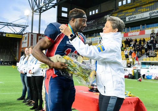 SAFF's ordförande Minette Rogner delar ut SM-medaljen till