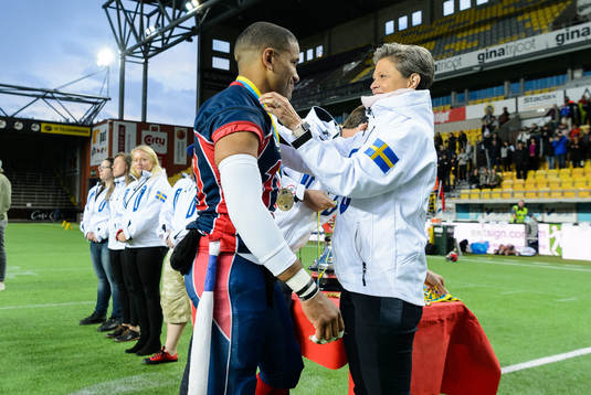SAFF's ordförande Minette Rogner delar ut SM-medaljen till