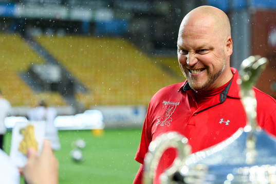 Stockholm Mean Machines head coach Fredrik Pilbäck jublar