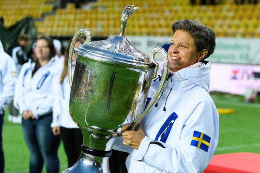 SAFF's ordförande Minette Rogner med SM-bucklan