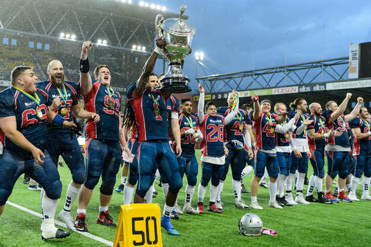 Stockholm Mean Machines spelare jublar med SM-bucklan