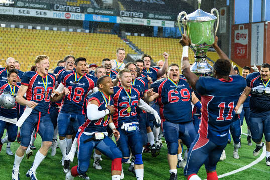 Stockholm Mean Machines spelare jublar med SM-bucklan