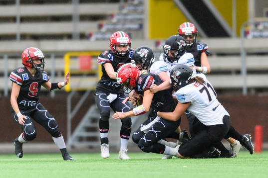 Carlstad Crusaders Linda Johansson stoppas av Örebro Black