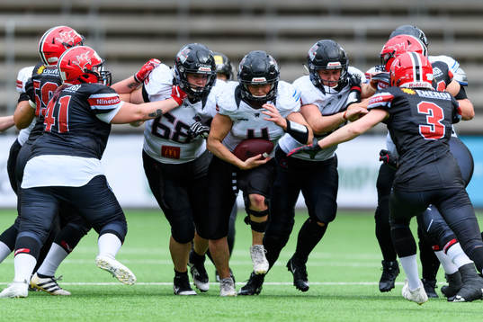 Örebro Black Knights Sara Lidner tar sig igenom Carlstad
