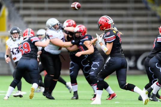 Carlstad Crusaders Linda Johansson (rygg mot kameran)