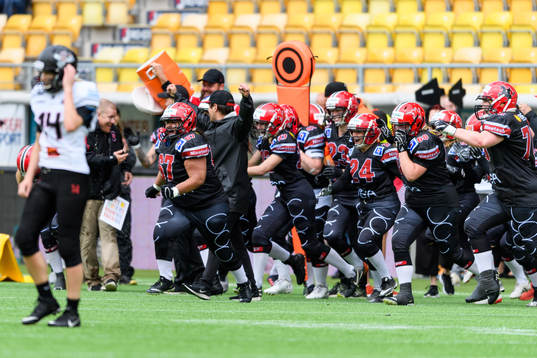 Carlstad Crusaders spelare och ledare jublar
