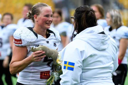 Örebro Black Knights Sara Lidner tar emot priset som MVP