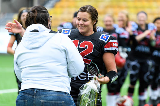 Carlstad Crusaders Karin Ullen tar emot priset som MVP