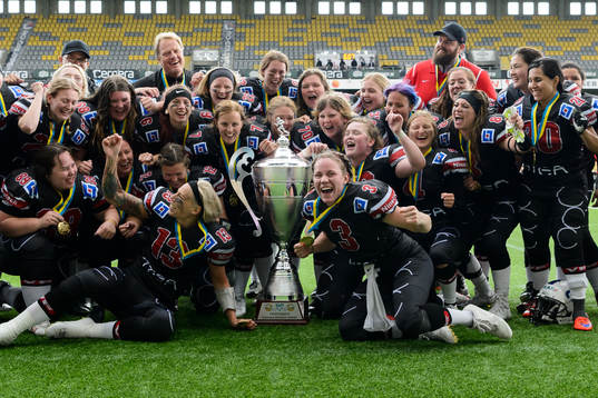 Svenska mästarna Carlstad Crusaders spelare jublar