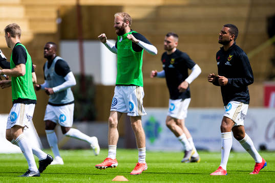Östersunds Curtis Edwards värmer upp med lagkamrater