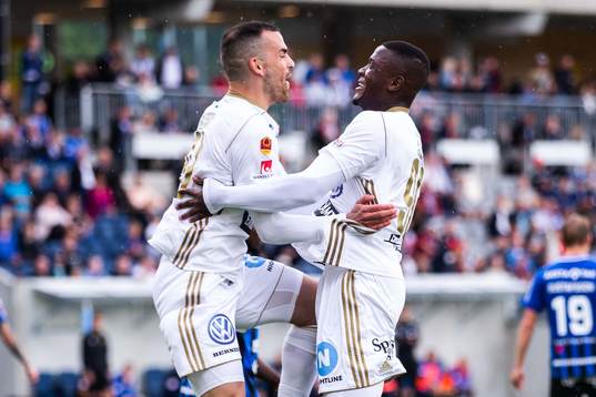 Östersunds Alhaji Gero (h) jublar med Dino Islamovic (v)