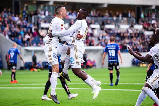 Östersunds Alhaji Gero (h) jublar med Dino Islamovic (v)