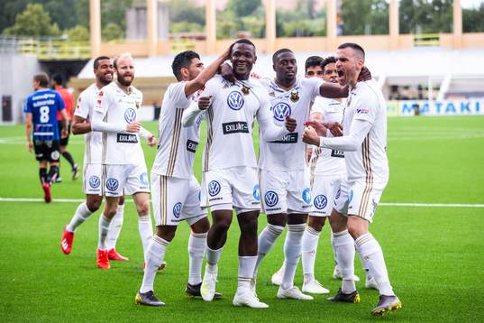 Östersunds Alhaji Gero (m) jublar med Hosam Aiesh, Isak