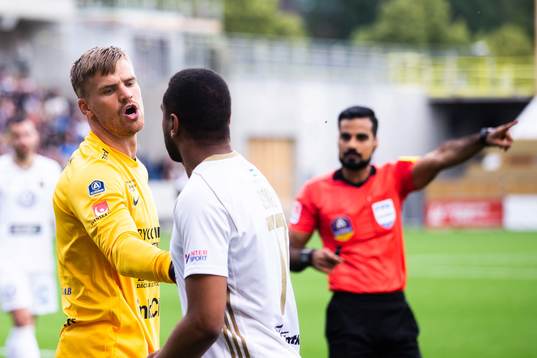 Sirius målvakt Lukas Jonsson i diskussion med Östersunds