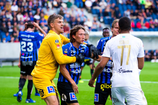 Sirius målvakt Lukas Jonsson och Axel Björnström i ett