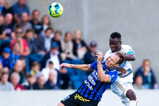 Sirius Niklas Busch Thor i en duell med Östersunds Sam