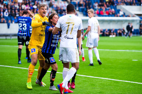 Sirius målvakt Lukas Jonsson och Axel Björnström i ett