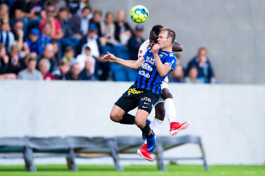 Sirius Niklas Busch Thor i en duell med Östersunds Sam