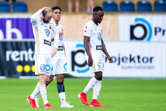 Östersunds Curtis Edwards deppar med Marco Weymans och Sam