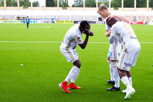 Östersunds Alhaji Gero (h) jublar med Sam Mensiro  och
