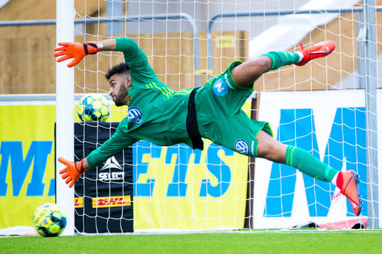 Sirius Sam Lundholm gör 1-1 på straff bakom Östersunds