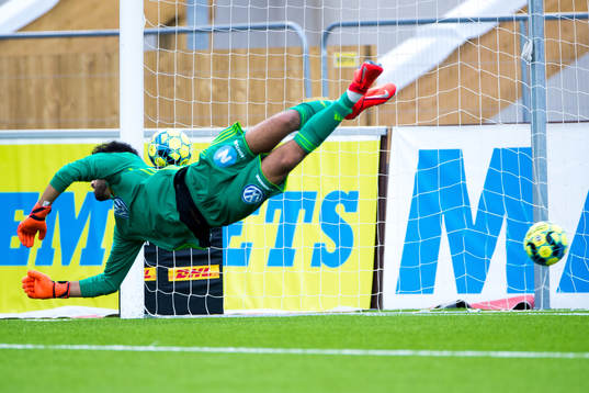 Sirius Sam Lundholm gör 1-1 på straff bakom Östersunds