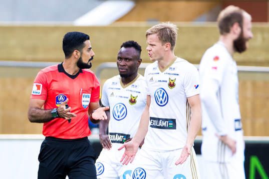 Östersunds Eirik Haugan i samtal med domare Mohammed