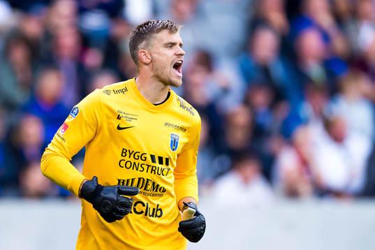 Sirius målvakt Lukas Jonsson reagerar